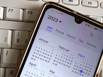 Smartphone auf Tastatur mit Kalender 2023 Smartphone auf Tastatur mit Kalender 2023