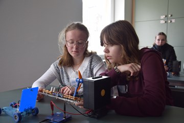 Blackouterlebnistage, Carey und Charlotte beim Windenergie-Experiment Blackouterlebnistage, Carey und Charlotte beim Windenergie-Experiment