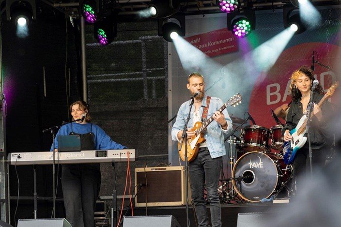 enviaM Bands on Stage enviaM Bands on Stage