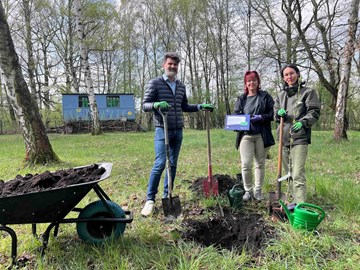 Pflanzen einer Kornelkirsche in die Naschgartenecke der Ökostation Borna-Birkenhain Pflanzen einer Kornelkirsche in die Naschgartenecke der Ökostation Borna-Birkenhain