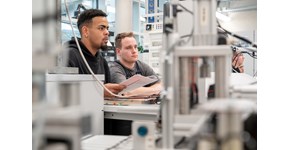 zwei männliche Auszubildende im Ausbildungszentrum der enviaM-Gruppe in Halle zwei männliche Auszubildende im Ausbildungszentrum der enviaM-Gruppe in Halle