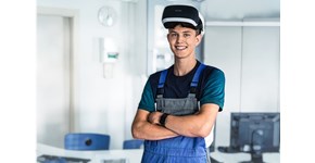 Auszubildender der enviaM-Gruppe mit einer VR-Brille Auszubildender der enviaM-Gruppe mit einer VR-Brille