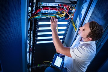 Auszubildender der enviaTEL bei der Arbeit im Datacenter Auszubildender der enviaTEL bei der Arbeit im Datacenter