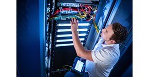 Auszubildender der enviaTEL bei der Arbeit im Datacenter Auszubildender der enviaTEL bei der Arbeit im Datacenter