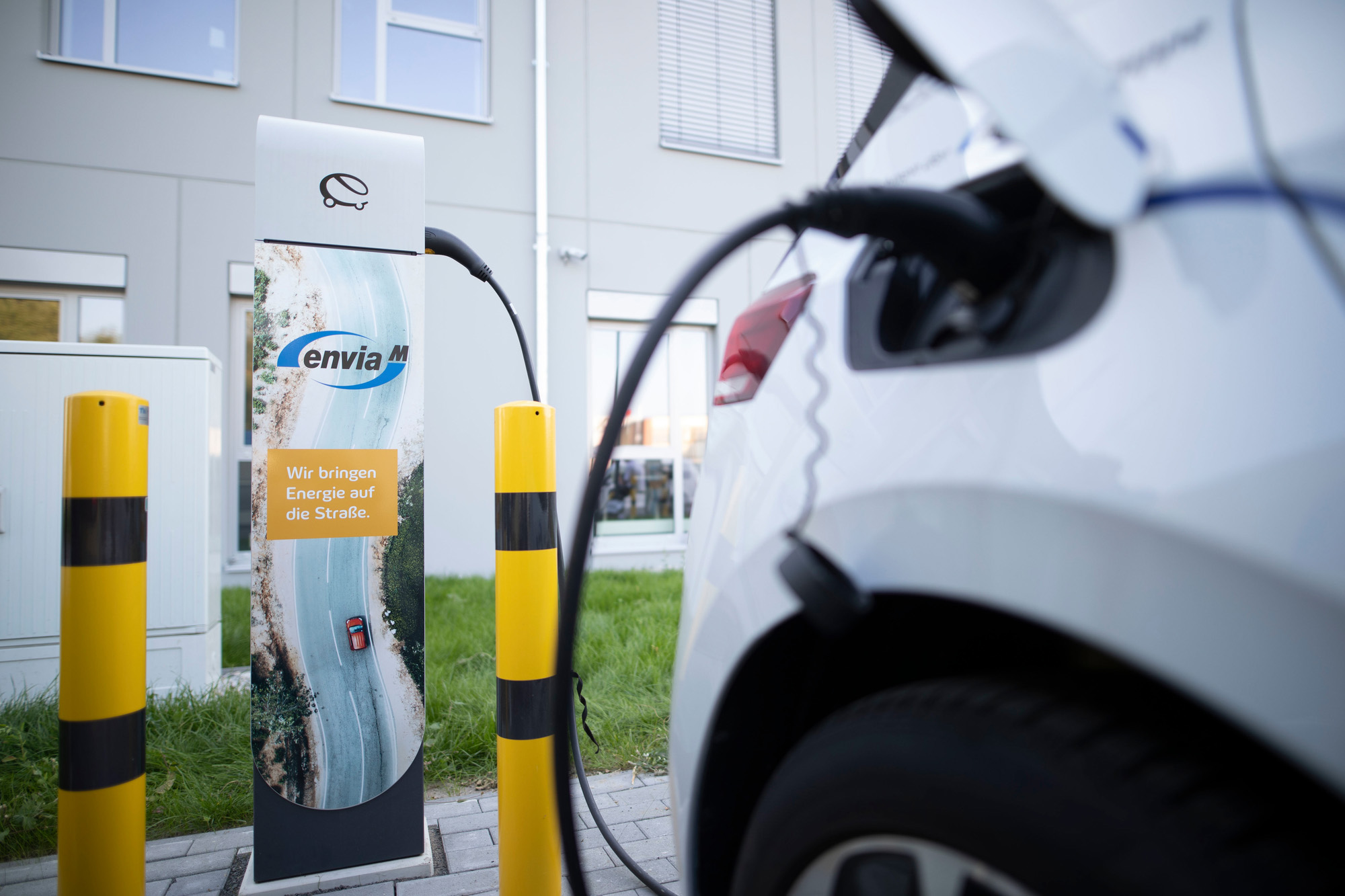 ein E-Auto beim Laden vor einer Ladesäule von enviaM