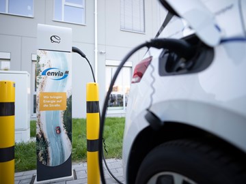 ein E-Auto beim Laden vor einer Ladesäule von enviaM ein E-Auto beim Laden vor einer Ladesäule von enviaM