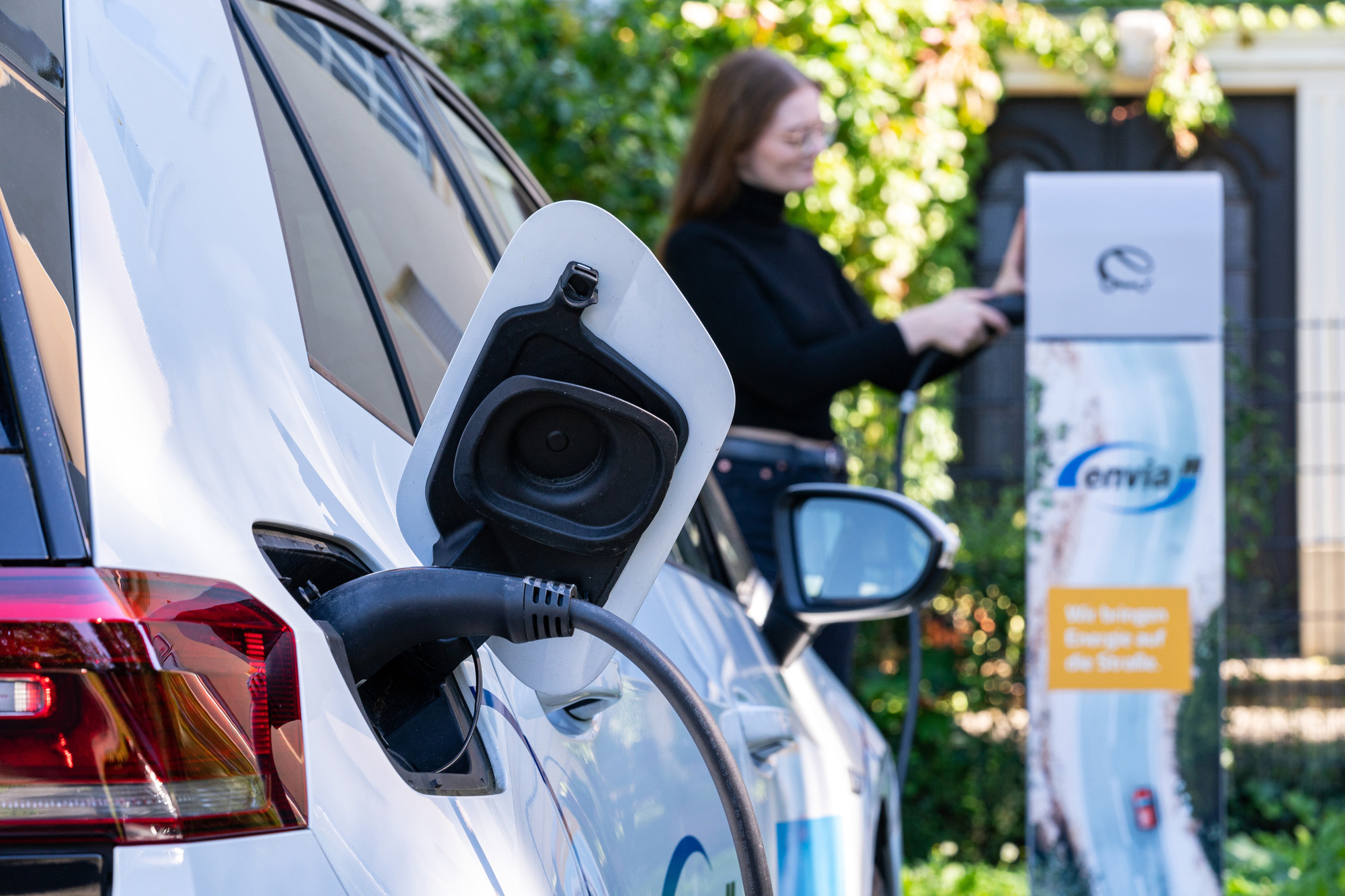 ein E-Auto wird an eine Ladesäule angeschlossen