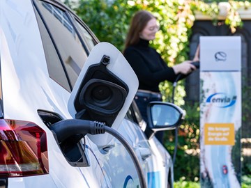 ein E-Auto wird an eine Ladesäule angeschlossen ein E-Auto wird an eine Ladesäule angeschlossen