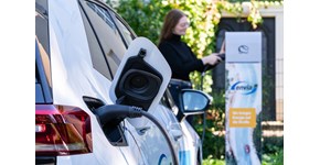 ein E-Auto wird an eine Ladesäule angeschlossen ein E-Auto wird an eine Ladesäule angeschlossen