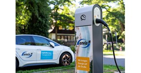 Ladesäule der enviaM mit angeschlossenem Stecker Ladesäule der enviaM mit angeschlossenem Stecker
