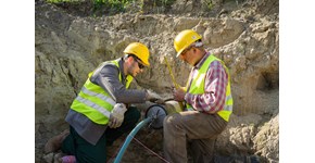 zwei Mitarbeiter bei Arbeiten an der Gasversorgung zwei Mitarbeiter bei Arbeiten an der Gasversorgung