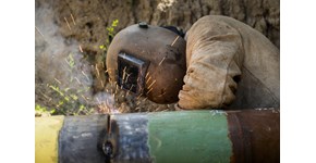 Mitarbeiter mit Schutzmaske bei der Arbeit Mitarbeiter mit Schutzmaske bei der Arbeit