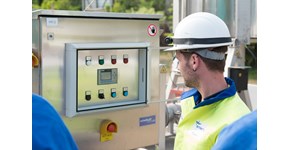 ein Kollege von MITNETZ GAS vor einer Anlage ein Kollege von MITNETZ GAS vor einer Anlage