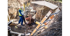 zwei Männer bei der Arbeit auf einer Baustelle der MITNETZ GAS zwei Männer bei der Arbeit auf einer Baustelle der MITNETZ GAS