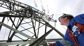 Wartung von Stromleitungen Wartung von Stromleitungen