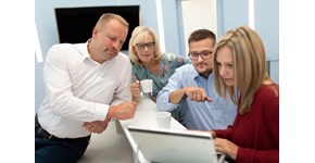 vier Kollegen der enviaM-Gruppe in einer Arbeitssituation vier Kollegen der enviaM-Gruppe in einer Arbeitssituation