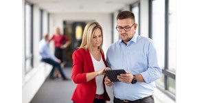 zwei Kollegen der enviaM-Gruppe mit einem Tablet zwei Kollegen der enviaM-Gruppe mit einem Tablet