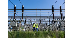 zwei Mitarbeitende von MITNETZ STROM bei Arbeiten in einem Umspannwerk zwei Mitarbeitende von MITNETZ STROM bei Arbeiten in einem Umspannwerk