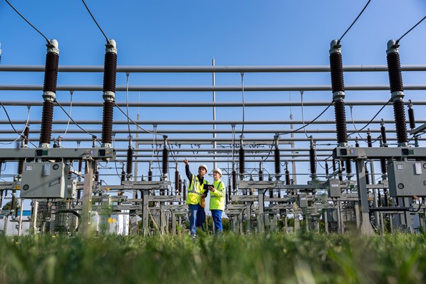 zwei Mitarbeitende von MITNETZ STROM bei Arbeiten in einem Umspannwerk zwei Mitarbeitende von MITNETZ STROM bei Arbeiten in einem Umspannwerk