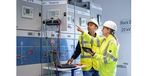 zwei Mitarbeitende von MITNETZ STROM bei Arbeiten in einer elekrotechnischen Anlage zwei Mitarbeitende von MITNETZ STROM bei Arbeiten in einer elekrotechnischen Anlage