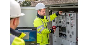 zwei Mitarbeiter von MITNETZ STROM bei Arbeiten an einer elektrotechnischen Anlage zwei Mitarbeiter von MITNETZ STROM bei Arbeiten an einer elektrotechnischen Anlage