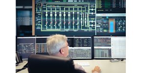 Mann vor Monitoren in der Schaltleitung der enviaM-Gruppe Mann vor Monitoren in der Schaltleitung der enviaM-Gruppe