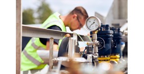 ein Kollege bei seiner Arbeit auf dem Wasserstoff-Testfeld ein Kollege bei seiner Arbeit auf dem Wasserstoff-Testfeld