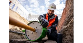 Mann bei der Arbeit auf einer Baustelle Mann bei der Arbeit auf einer Baustelle