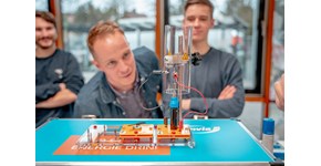 Personen beim Experimentieren mit dem Wasserstoff-Experimentierkoffer der enviaM-Gruppe Personen beim Experimentieren mit dem Wasserstoff-Experimentierkoffer der enviaM-Gruppe