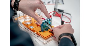 Nahaufnahme von Händen beim Experimentieren mit dem Wasserstoff-Experimentierkoffer der enviaM-Gruppe Nahaufnahme von Händen beim Experimentieren mit dem Wasserstoff-Experimentierkoffer der enviaM-Gruppe