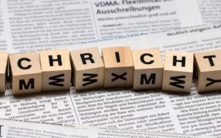 Holzbuchstaben zeigen das Wort Nachrichten Holzbuchstaben zeigen das Wort Nachrichten