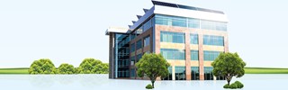 Gebäude mit Solarzellen auf Dach Gebäude mit Solarzellen auf Dach