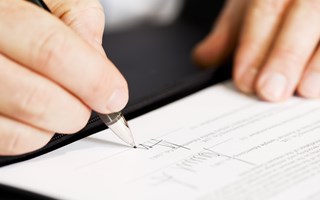 Detailaufnahme Vertragsunterzeichnung mit Kugelschreiber Detailaufnahme Vertragsunterzeichnung mit Kugelschreiber