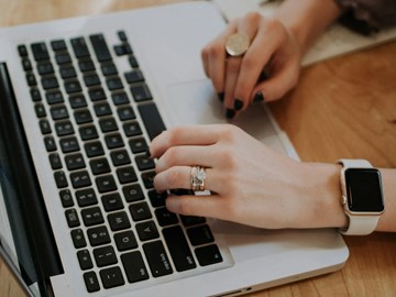 arbeiten am Laptop arbeiten am Laptop