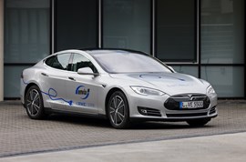 Elektro-Fahrzeug Tesla mit enviaM-Logo Elektro-Fahrzeug Tesla mit enviaM-Logo