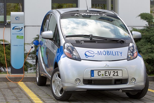 Mitsubishi i-MiEV Elektroauto wird an einer Autostrom-Zapfsäule aufgeladen Mitsubishi i-MiEV Elektroauto wird an einer Autostrom-Zapfsäule aufgeladen