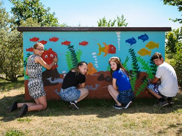 Graffiti-Präventionstag, 4 Jugendliche besprühen ein Verteilerhäuschen mit Aquarium-Motiv Graffiti-Präventionstag, 4 Jugendliche besprühen ein Verteilerhäuschen mit Aquarium-Motiv