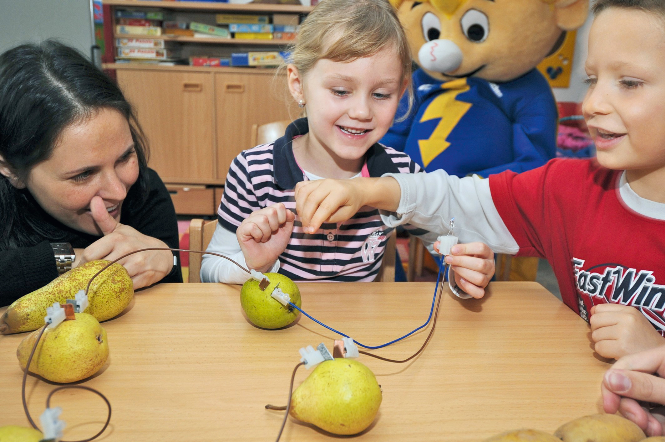 Kilowattchen in einer Kita mit lachenden Kinder bei einem Experiment