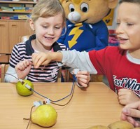 Kilowattchen in einer Kita mit lachenden Kinder bei einem Experiment Kilowattchen in einer Kita mit lachenden Kinder bei einem Experiment