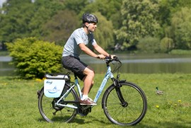 Mann auf E-Bike mit Beschriftung enviaM E-Bikes on Tour Mann auf E-Bike mit Beschriftung enviaM E-Bikes on Tour