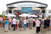 Veranstaltungsbühne Städtewettbewerb und zahlreiche Zuschauer Veranstaltungsbühne Städtewettbewerb und zahlreiche Zuschauer