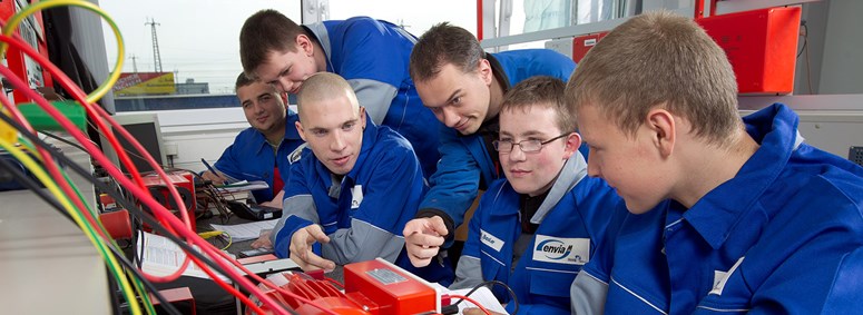 Gruppe von Auszubildenden in blauer enviaM-Arbeitskleidung bei Technikschulung Gruppe von Auszubildenden in blauer enviaM-Arbeitskleidung bei Technikschulung