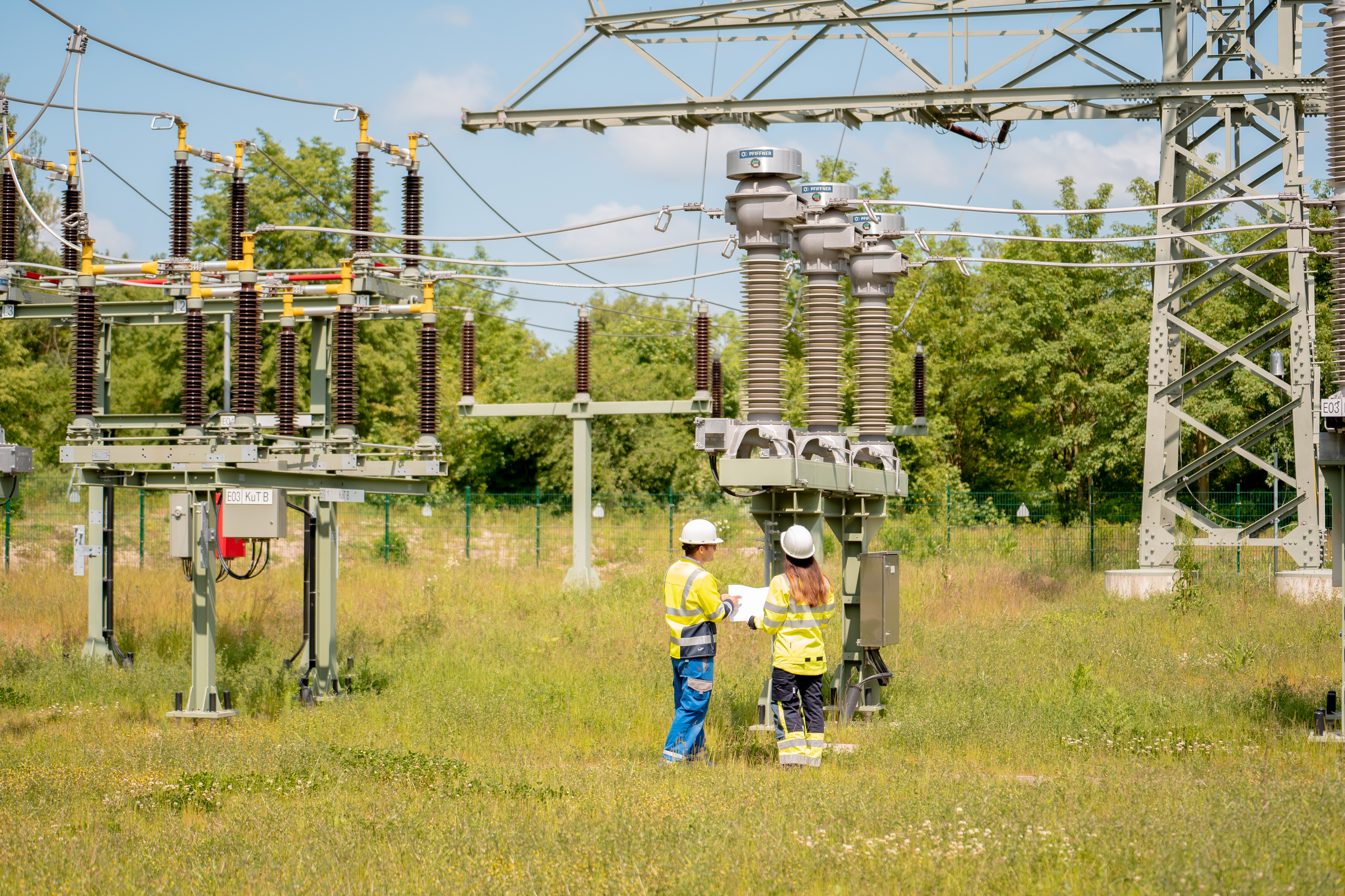 Ingenieure in einem Umspannwerk