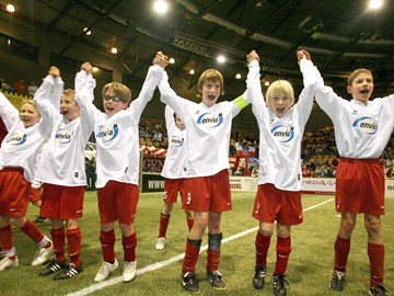 Jubelnde Fußball-Jugendmannschaft in weißen Trikots mit enviaM-Logo Jubelnde Fußball-Jugendmannschaft in weißen Trikots mit enviaM-Logo