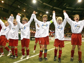 Jubelnde Fußball-Jugendmannschaft in weißen Trikots mit enviaM-Logo Jubelnde Fußball-Jugendmannschaft in weißen Trikots mit enviaM-Logo