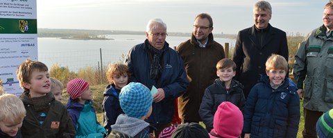 Ausflug einer Schulklasse im Rahmen des Projektes Stiftung Wald für Sachsen Ausflug einer Schulklasse im Rahmen des Projektes Stiftung Wald für Sachsen