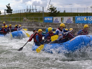 Spaß und Action im Wildwasser beim MITGAS Schüler Rafting Spaß und Action im Wildwasser beim MITGAS Schüler Rafting