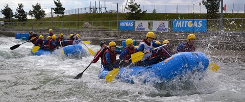 Spaß und Action im Wildwasser beim MITGAS Schüler Rafting Spaß und Action im Wildwasser beim MITGAS Schüler Rafting