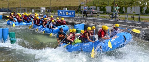 Spannende Duelle beim MITGAS Schüler Rafting Spannende Duelle beim MITGAS Schüler Rafting
