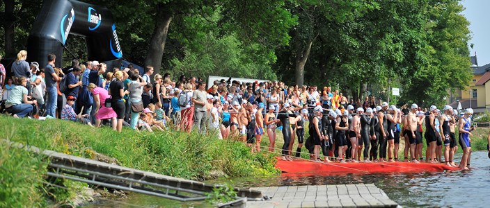 Anspannung vor dem Schwimmstart beim Muldental-Triathlon Anspannung vor dem Schwimmstart beim Muldental-Triathlon